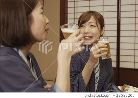 在客棧吃飯的女人 22555203