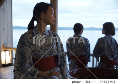 Women in outdoor bath yukata 22555204