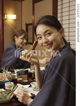 在客棧吃飯的女人 22555211