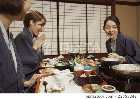 在客棧吃飯的女人 22555242