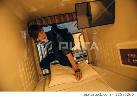 Foreigners staying at the capsule hotel 22555260
