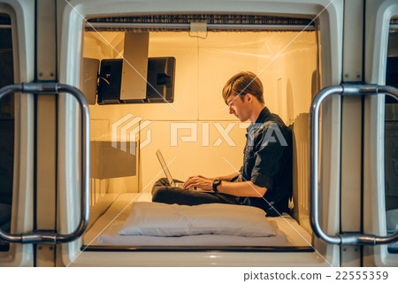 Foreigners staying at the capsule hotel 22555359