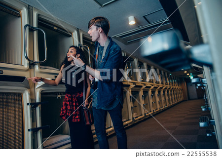 Foreigners staying at the capsule hotel 22555538