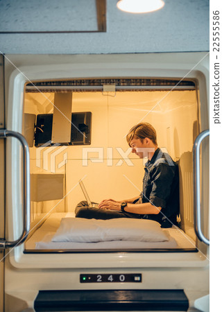 Foreigners staying at the capsule hotel 22555586