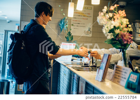 Foreigners staying at the capsule hotel 22555784