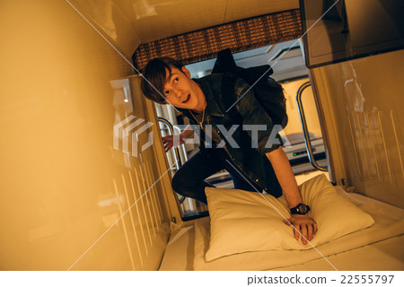 Foreigners staying at the capsule hotel 22555797