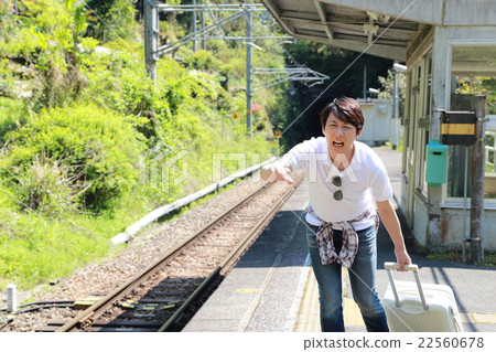 一個人無人居住的車站（農村單軌家庭風景景觀火車火車旅行回家鐵路春夏軌道） 22560678