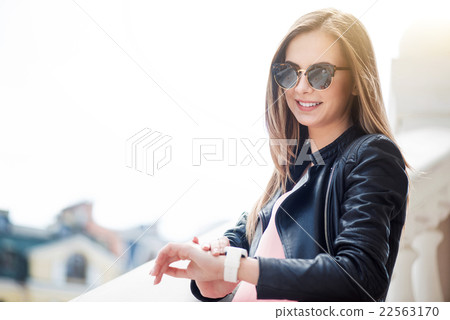 Modern young woman in a big city Modern young woman in a big city 22563170