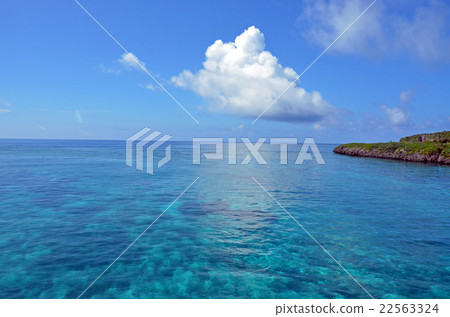 Cairnjima seen from Miyakojima's Kamama Ohashi and a clear and beautiful sea 22563324