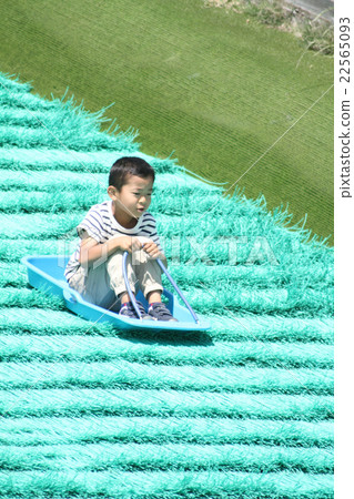 Primary school student playing with turf (1st grade) 22565093
