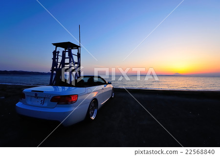 新年的日落和開放的汽車 22568840