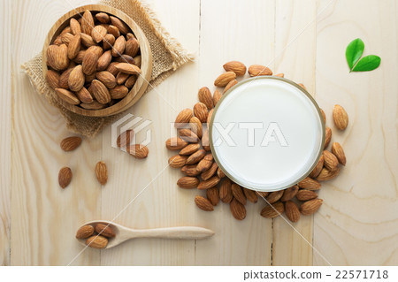 Almond milk 22571718
