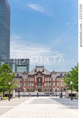 藍天和東京車站大樓(垂直) 藍天和東京車站大樓(垂直) 22572192