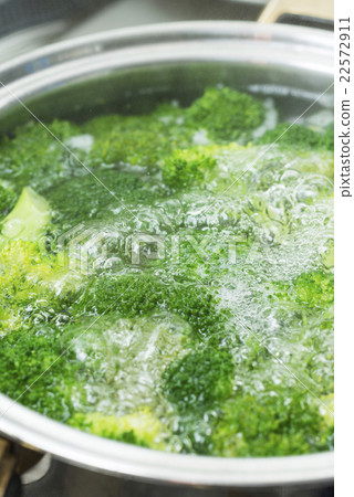 Boil broccoli 22572911