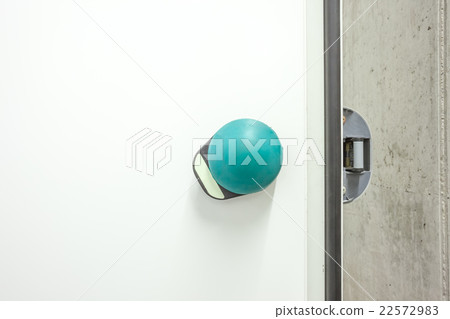 door of an refrigerator 22572983