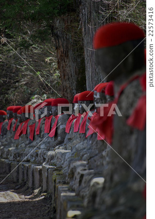 通過樹木（Jizo Jizo）/ Rikumanbuchi（Fumogatari）在柔和的陽光下閃耀的早春的安排 22573416