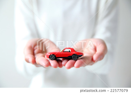 手拿著一個迷你車 手拿著一個迷你車 22577079