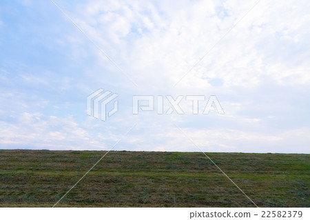修剪過的河床和天空 修剪過的河床和天空 22582379