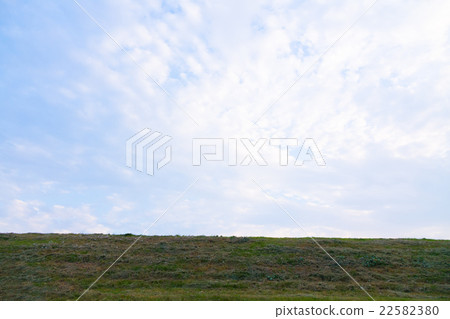 修剪過的河床和天空 修剪過的河床和天空 22582380