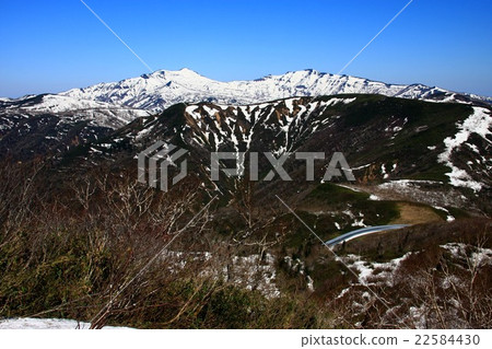 Shimotsudake-dake of melting snow seen from Maruyama and Shiden-dake 22584430