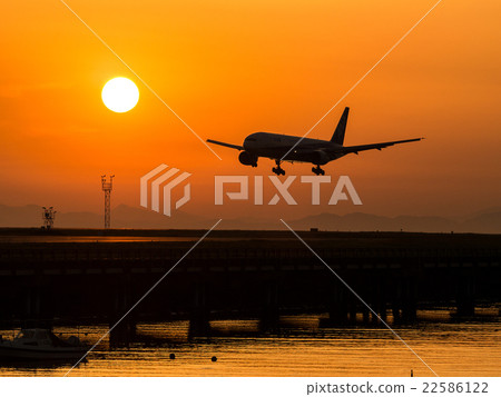 飛機的晚上風景 22586122