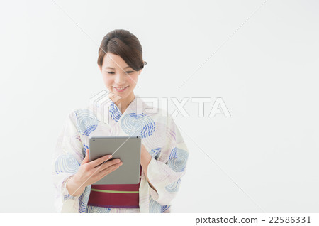 浴衣女士與平板電腦 浴衣女士與平板電腦 22586331