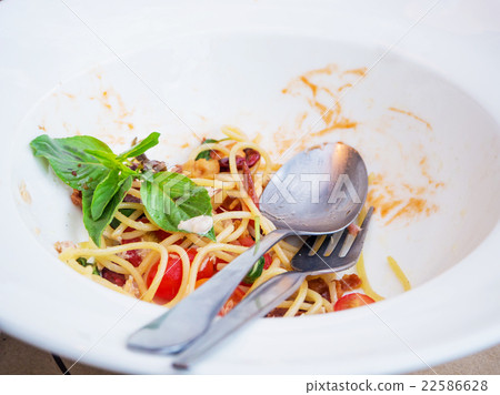 Dirty dish of spicy spaghetti 22586628