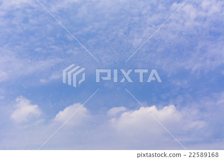 與許多雲彩的藍天在雨季前 與許多雲彩的藍天在雨季前 22589168