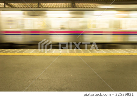 Train passing through the station 22589921