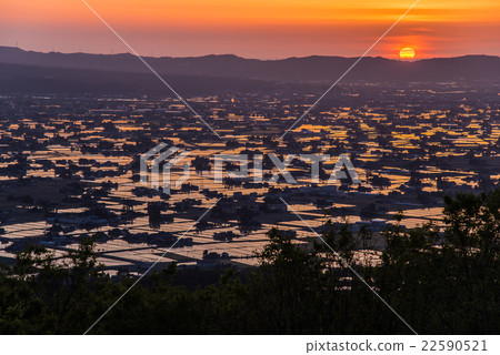 Evening landscape of scattered village in Tonami city, Toyama prefecture Dalma sunset falling to Toyama bay Evening landscape of scattered village in Tonami city, Toyama prefecture Dalma sunset falling to Toyama bay 22590521