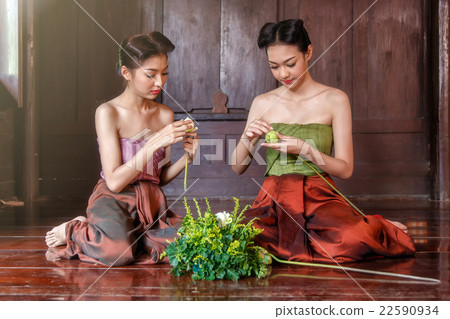 Beautiful thai girls in thai traditional costume 22590934