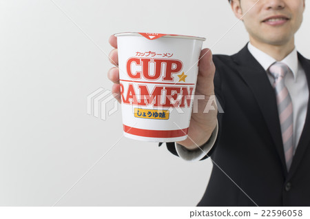 提出杯子拉麵的商人 22596058
