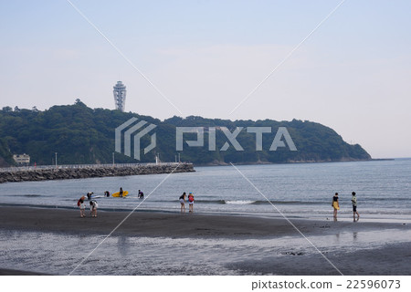 從片瀨海岸西海灘可以看到的江之島 從片瀨海岸西海灘可以看到的江之島 22596073
