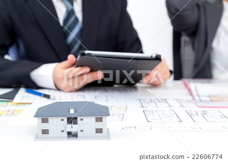 Real Estate Agent Male Employees Female Employees Housing Consultation Consumer Tax Increase Foreclosure Demand Copy Space Property Introduction 22606774