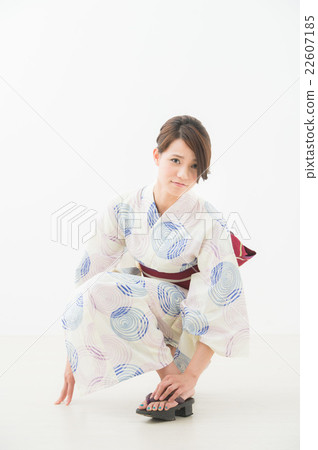 Women who hurt their feet (Yukata) 22607185