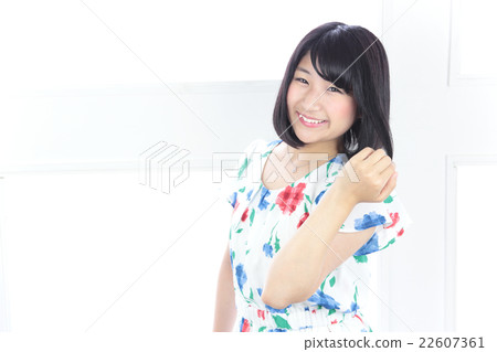 Young lady's hair style 22607361