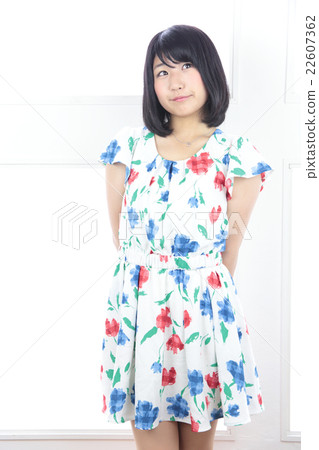 年輕女士的髮型 22607362