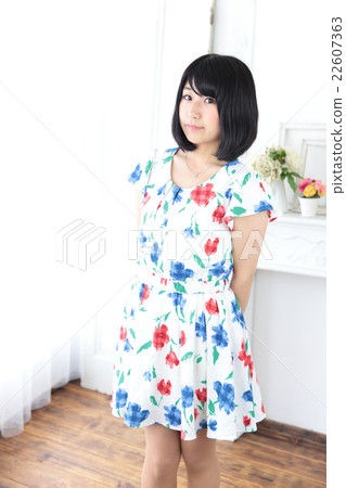 年輕的女士時尚 22607363