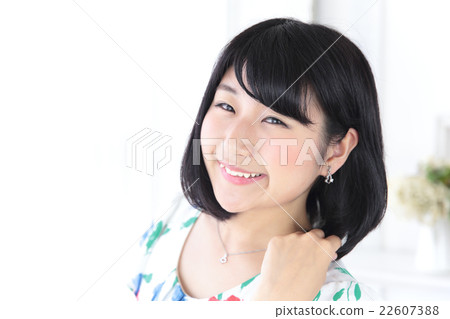 年輕女士的髮型 22607388