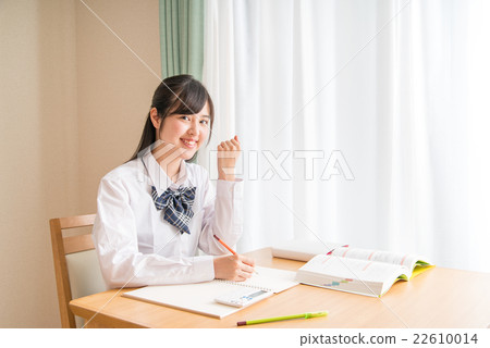 女孩高中在家學習 22610014