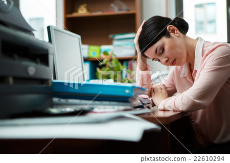 Tired businesswoman sleeping on the desk. 22610294