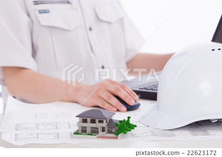 使用個人計算機進行設計繪圖的設計師 22623172
