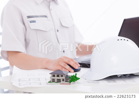 使用個人計算機進行設計繪圖的設計師 使用個人計算機進行設計繪圖的設計師 22623173