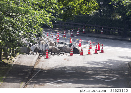Kumamoto castle destroyed by the earthquake 22625120