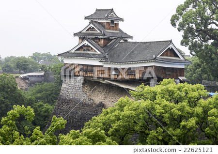 Kumamoto castle destroyed by the earthquake 22625121