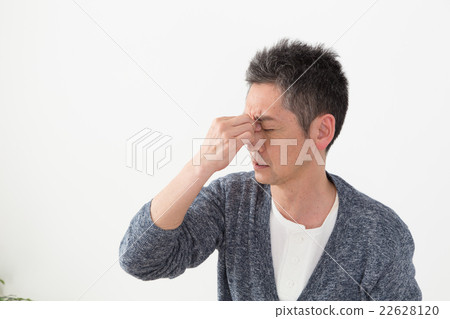 A man in poor physical condition　 22628120