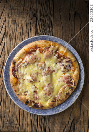 Fresh italian pizza. 22633308