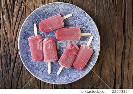 Homemade Raspberry and vanilla popsicles 22633334