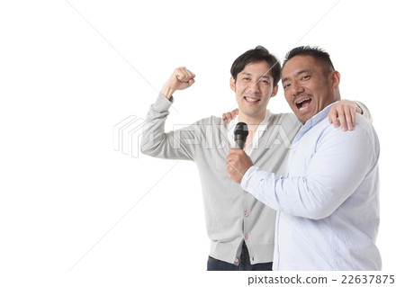 兩個男人享受卡拉OK 22637875