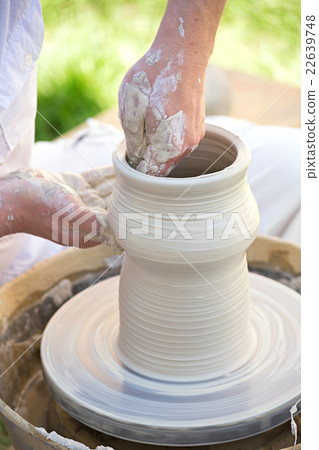 potter at work 22639748